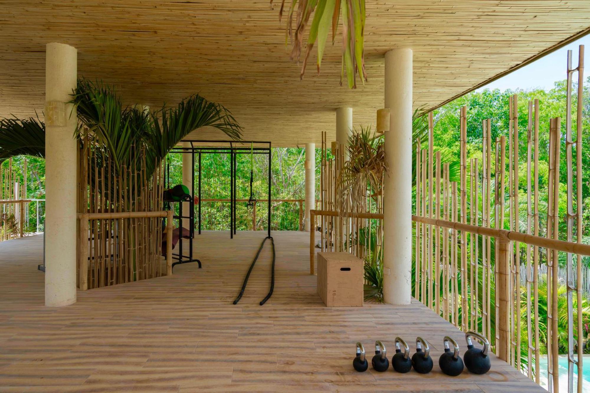 Beautiful Swim-Up Studio With Private Terrace, Pool And Jungle Gym 툴룸 외부 사진