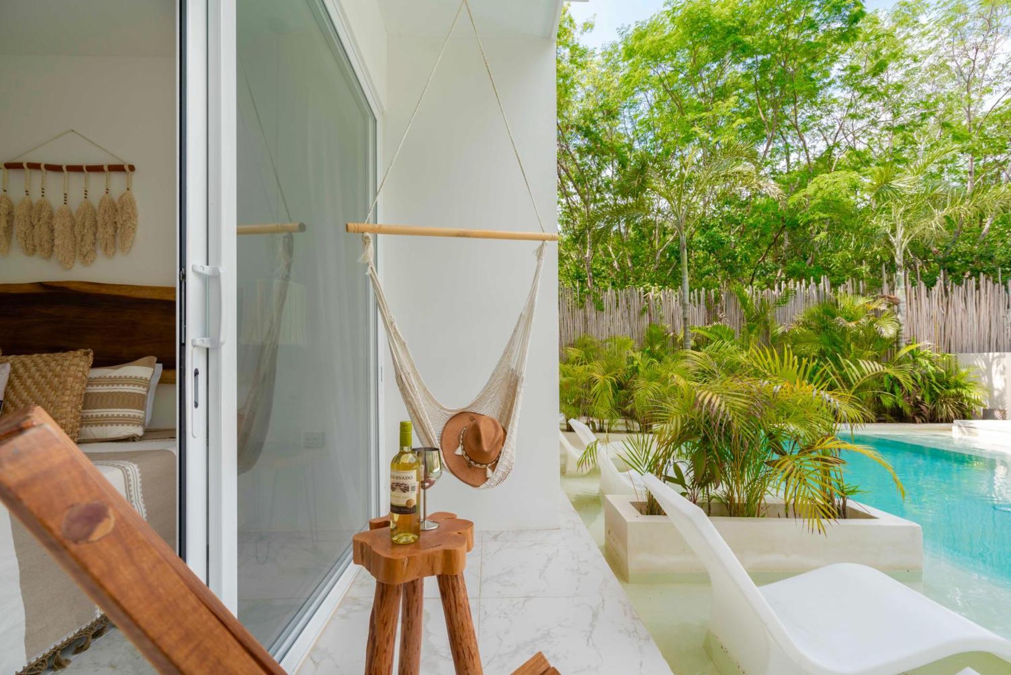 Beautiful Swim-Up Studio With Private Terrace, Pool And Jungle Gym 툴룸 외부 사진